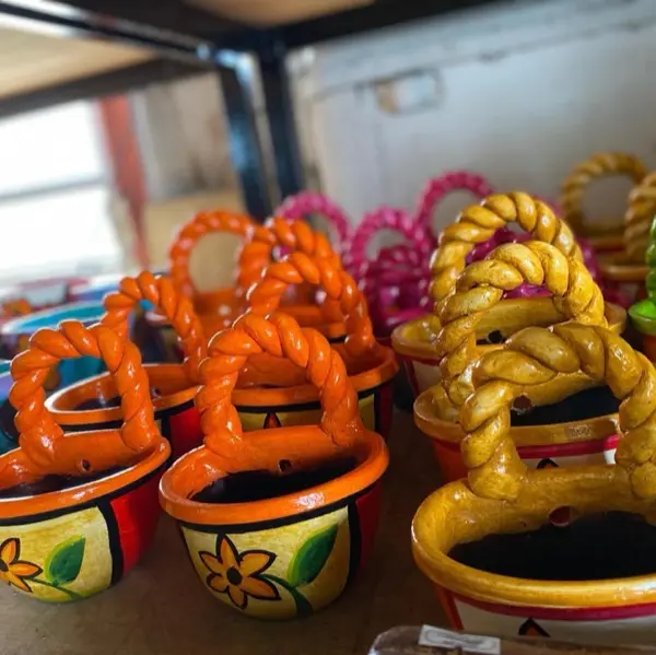 Macetas colgantes pintadas de colores, publicación de Instagram