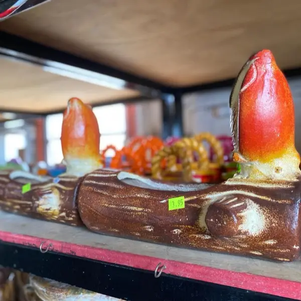 Figuras de cerámica en repisa, publicación de Instagram