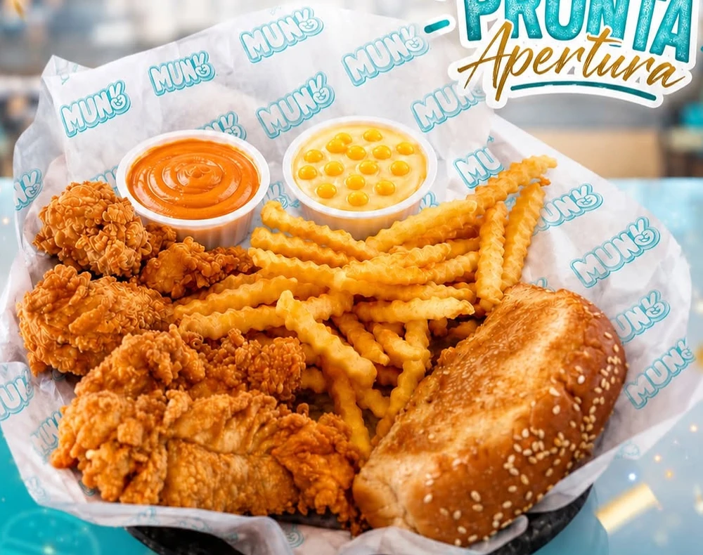 Bandeja de chicken fingers crujientes con papas crinkle y salsas Mun2